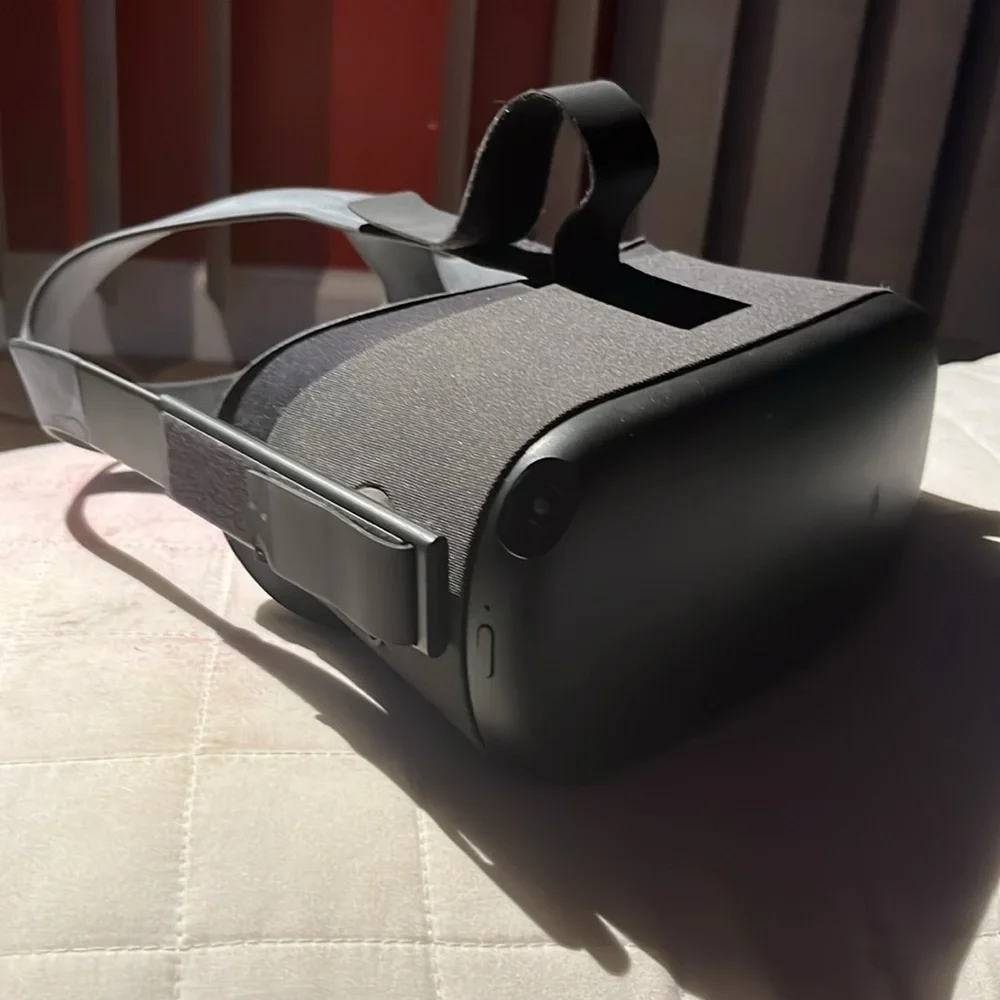 Oculus quest VR headset (W/ Hand Controllers)
